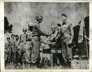 1944 Press Photo Gen Mark Clark Of Allied 5th Army & Pilots