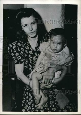 1942 Press Photo Mrs.  Manney Swerdlin With Her Child