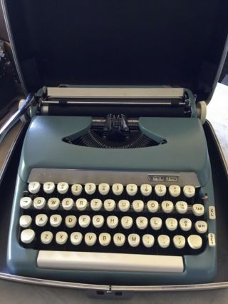 1960s Smith Corona Sterling Portable Typewriter 5ax Series W/case