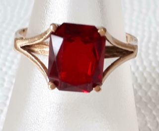 Vintage 1977 Hallmarked 9ct Yellow Gold Ring With Red Paste Crystal Glass Stone