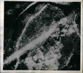 1943 Press Photo Aerial Of Us Plane Dropping Bombs At Georgia Island