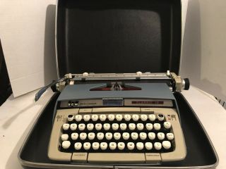 Smith Corona Classic 12 Portable Typewriter With Case 1960 