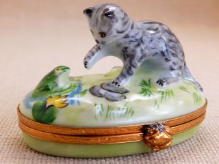Artoria Limoges France Hinged Lid Trinket Box - Grey Stripped Cat Playing W/ Frog