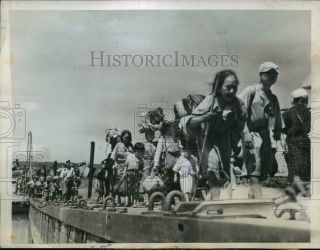 1945 Press Photo Okinawa Civilians Carry Belongings As They Are Evacuated