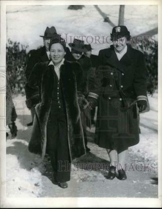 1943 Press Photo Madame Chiang Kai - Shek And Mildred Mcafee At Wellesley College