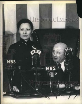 1943 Press Photo Madame Chiang Kai - Shek And Rep.  Sam Rayburn In House Chamber