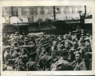 1940 Press Photo British Troops Are Shown Departing From A Railroad Station