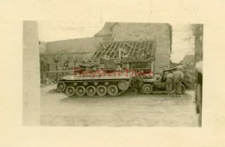 Wwii Photo - M18 Hellcat Tank Destroyer & Us Jeep W/ Gis Near Church