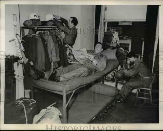 1944 Press Photo London England Us Military Police Relax At Barracks - Nem42629