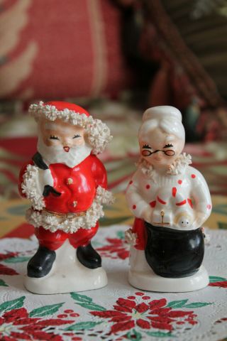 Vintage Santa And Mrs.  Claus S&p Shakers,  4 In,  No Sticker - Napco? Spaghetti Trim
