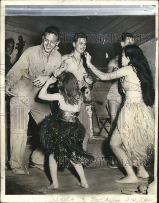 1942 Press Photo Us Soldiers Dance With Uso Troupe Members At Air Base In Hawaii