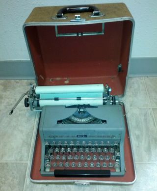 Royal Quiet De Luxe Vintage Typewriter W/ Case