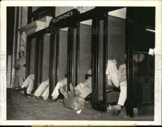 1942 Press Photo World War Ii Soldiers Wait In Phone Booths,  Union Station,  Dc