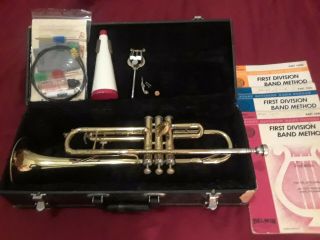 King 600 Vintage Brass Trumpet.  Icludes Care Kit And 3 Lesson Books.  And Mute.