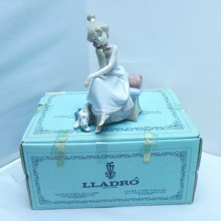 Lladro Hand Made In Spain Daisa 1987 5466 Chit Chat Girl Figurine 8.  5 "