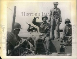 1943 Press Photo Lieutenant General Mark Clark Lading At Salerno,  Italy Beach