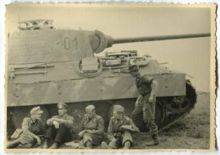 German Wwii Archive Photo: Panzer V Panther Tank & Its Crew