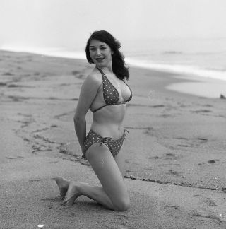 1950s Vogel Negative,  Sexy Pin - Up Girl Doris Gohlke At Beach In Bikini,  T250842