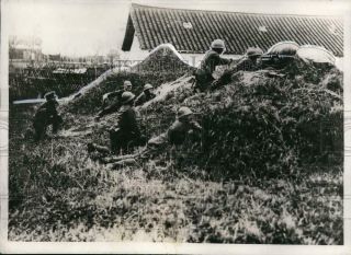 1932 Press Photo Japanese Machine Gunners Use Hay As Cover At Woosung,  Shanghai
