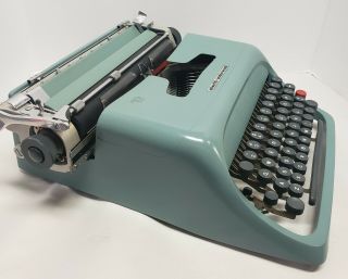 Vintage 1960s Olivetti Underwood Studio 44 Portable Typewriter W/ Case