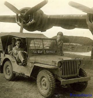 Org.  Photo: Us Airmen In Willys Jeep " The Ely Express " By Parked B - 24 Bomber