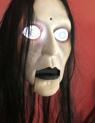 HALLOWEEN HANGING HEAD GIRL EYES LIGHT UP MAKES SCARY NOISES MOUTH MOVES SENSOR/ 2