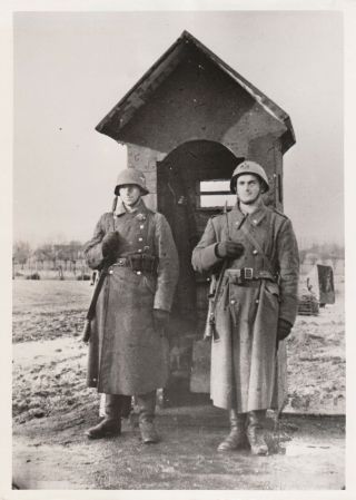 World War Ll German & Italian Soldier Guard Airbase In Italy - 1941