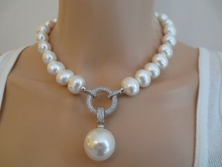 An Exceptional Sterling 18k White Gold Shell Pearl Jeweled Necklace