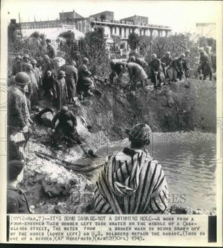 1943 Press Photo American Soldiers Repair Water Line By Bomb,  Casablanca