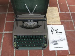 Vintage 1950 Smith Corona Skyriter Typewriter Metal Case Green Keys Great