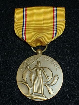 Wwii Us Military American Defense Service Medal War - Time Sewn Broach & Fine Cond