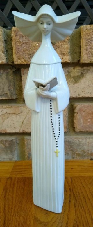 Lladro " Prayerful Moment " Nun Holding Bible Figurine 5500