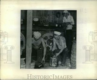 1942 Press Photo Pearl Harbor,  U.  S.  Sailors Salvage Gears & Tool Parts For Wwii