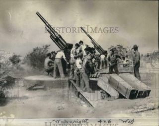 1945 Press Photo Us Troops Man Anti - Aircraft Gun In The Philippines In Wwii