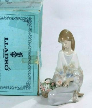 Lladro Society Figurine Woman With Flowers Spring Song 7607 Retired