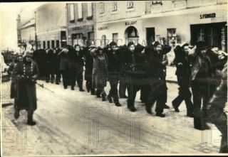 Press Photo Prisoners Being Marched Through Poland By German Troops During Wwii