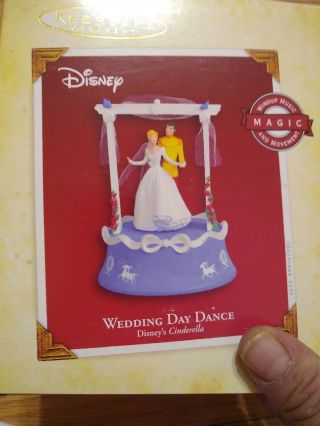 HALLMARK Keepsake 2005 CINDERELLA WEDDING DAY DANCE Disney MUSIC BOX ORNAMENT 3
