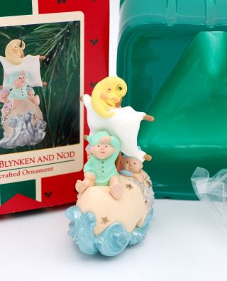 1986 Hallmark Christmas Ornament - Wynken,  Blynken And Nod
