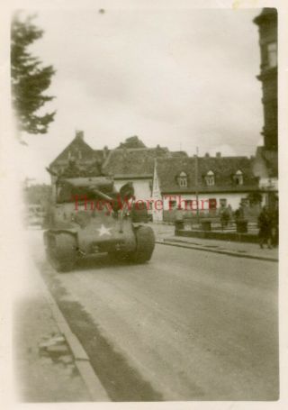 Wwii Photo - Us M4 Sherman Tank Passes Through Forrchheim - Germany