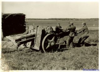 Press Photo: Great Wehrmacht Troops Moving Sig.  33 15cm Howitzer; Russia 1942