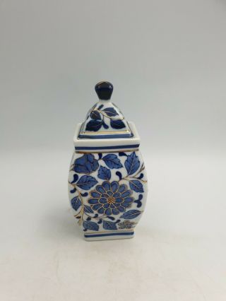 Chinese Porcelain Ginger Jar Pot Square Shape Base Blue White Floral Motif Gold