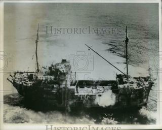 1944 Press Photo Dutch Guinea,  A Japanese Ship Under Attack By Usaf Bombers