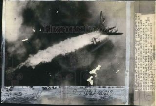 1945 Press Photo Us B - 24 Bomber Goes Down In Flames Over Meunster,  Germany,  Wwii