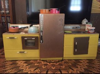 Vintage 1950’s Tin Lithograph Toy Kitchen