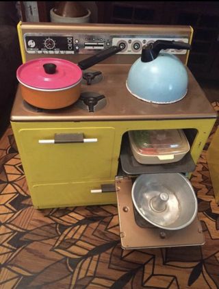 Vintage 1950’s Tin Lithograph Toy Kitchen 3