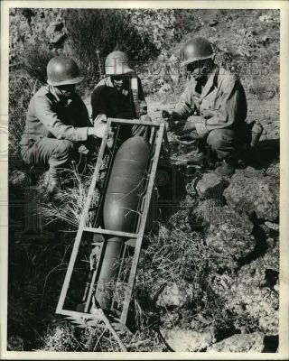 1943 Press Photo American Soldiers Examine A German Rocket Captured In Sicily