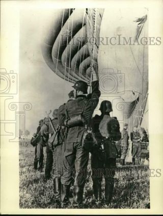 1940 Press Photo German Soldiers Launching Barrage Balloon Over Berlin,  Wwii