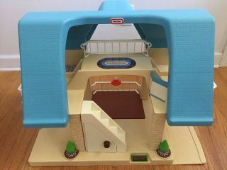 Little Tykes Vintage Playhouse With Accessories