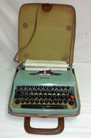 Vintage Olivetti Lettera 22 Typewriter With Case Parts/repair