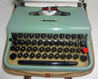 Vintage Olivetti Lettera 22 Typewriter with Case PARTS/REPAIR 2